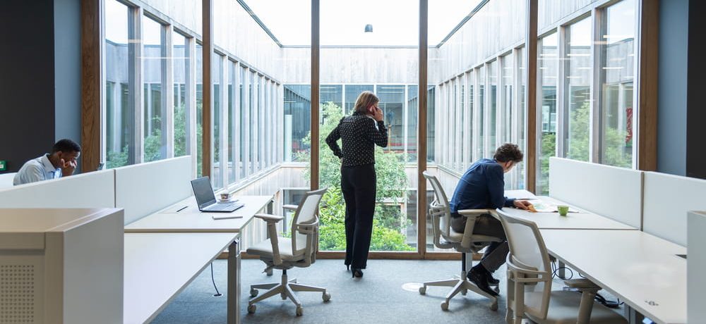 Adviseur aan de telefoon op kantoor.