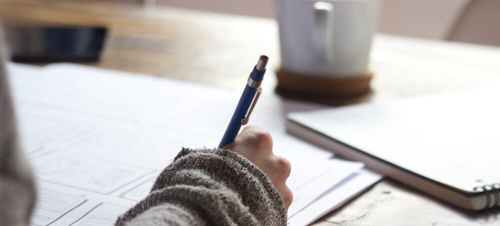 Iemand schrijft een financieringsplan.