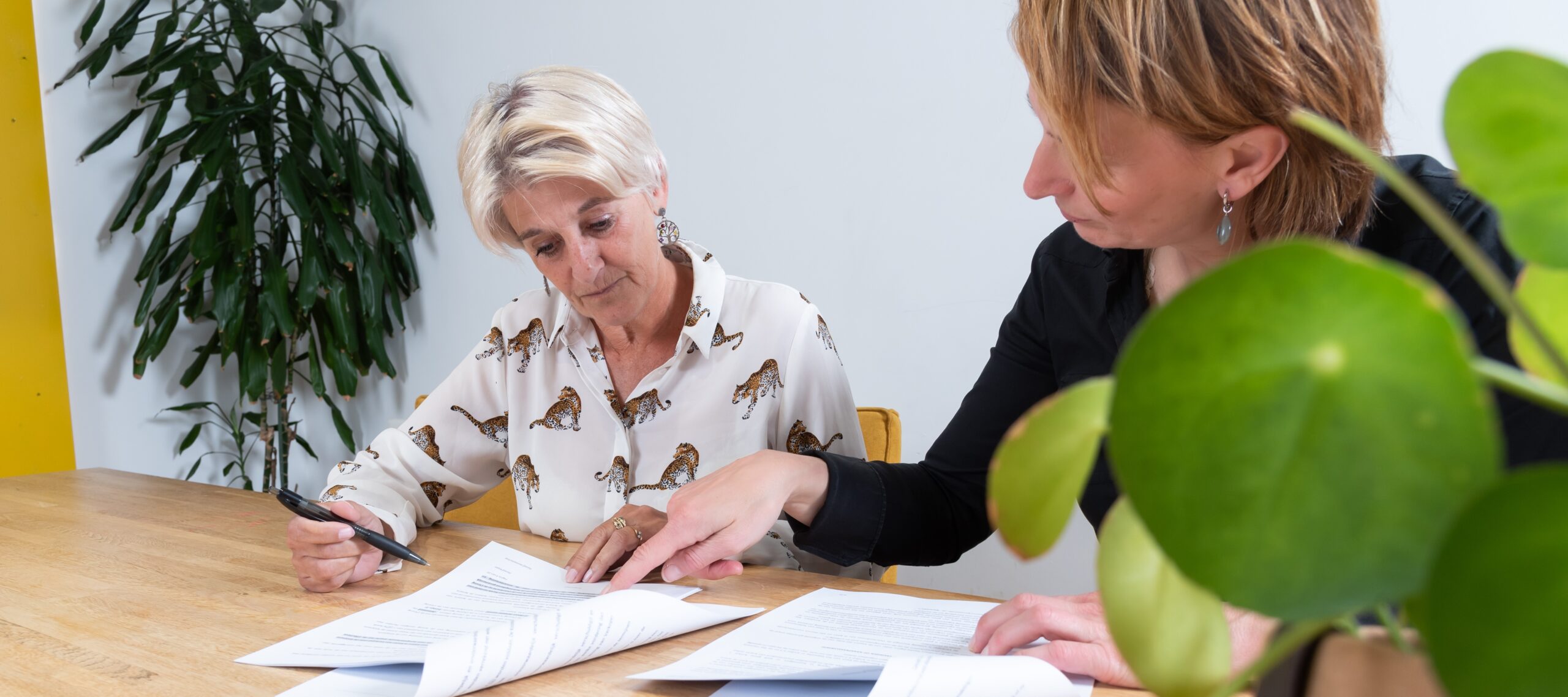 twee personen overleggen over financiering voor bedrijfsovername.