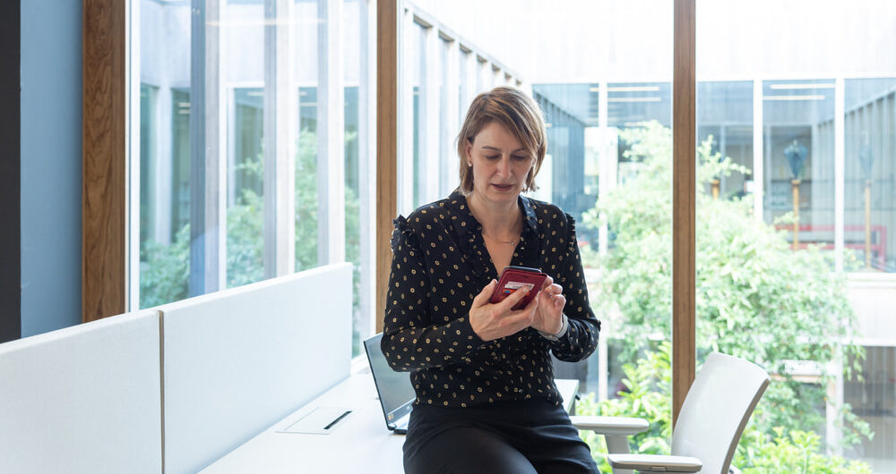 Adviseur bedrijfsovernames aan het werk